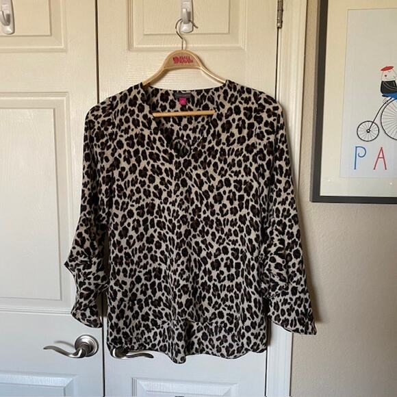 Vince Camuto Tops - Vince Camuto Blouse‎ Leopard Print V-Neck Lightweight Batwing Sleeve Women's M